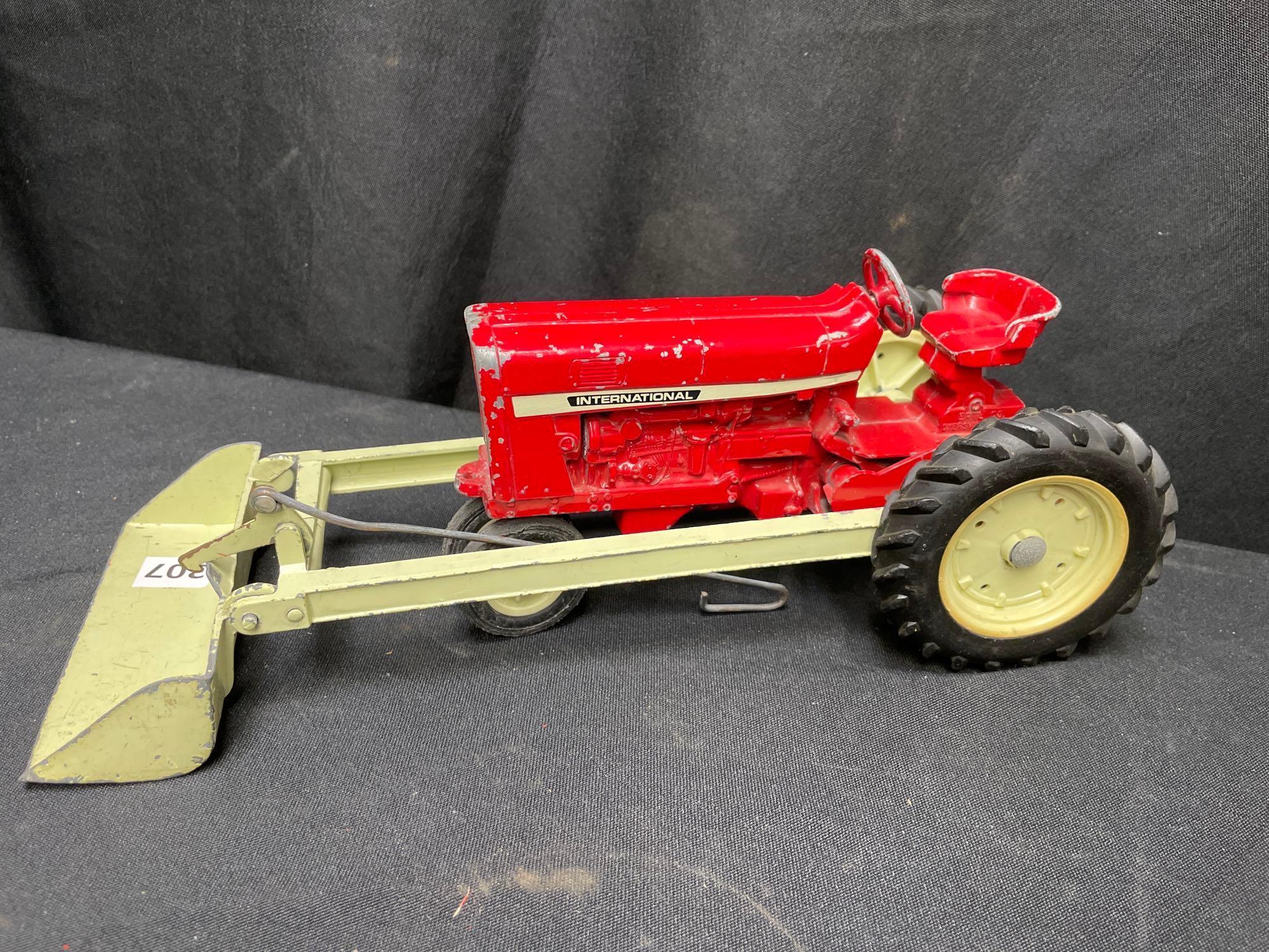 1/16th Scale IH Tractor with Loader - raise lever broken