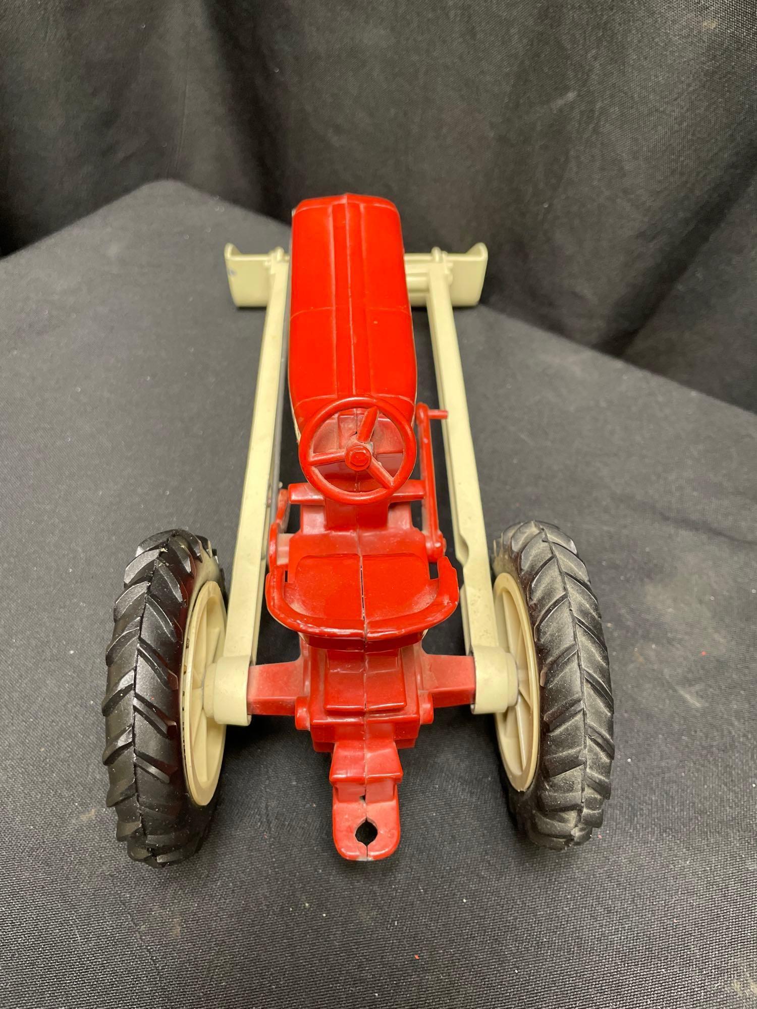 1/16th Scale IH Tractor with Loader