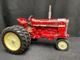 1/16th Scale Ertl IH Tractor w/nf and duals