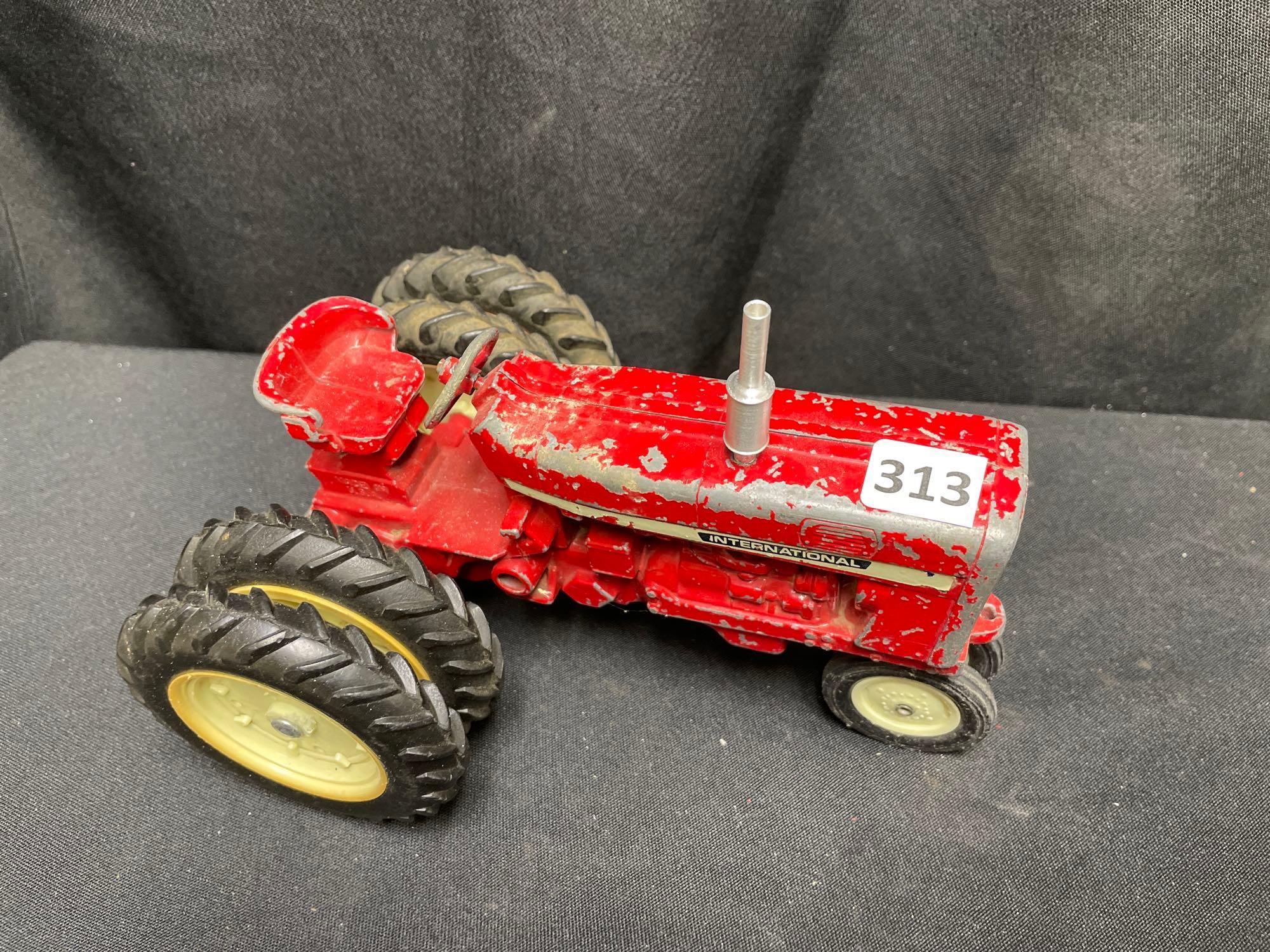 1/16th Scale Ertl IH Tractor w/nf and duals