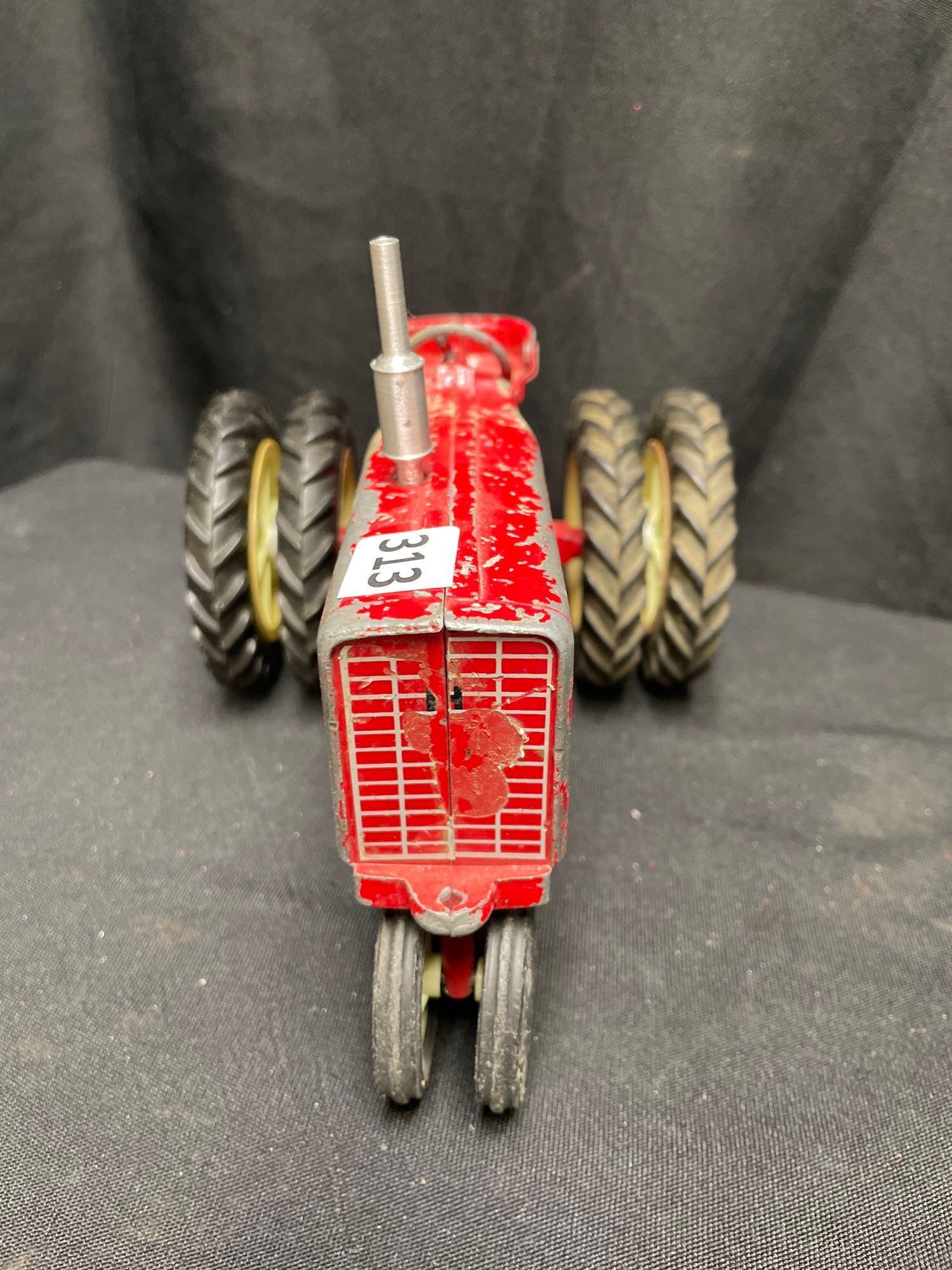 1/16th Scale Ertl IH Tractor w/nf and duals