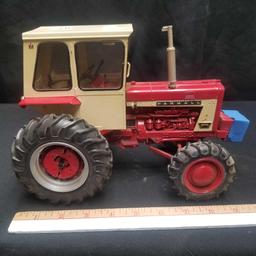 FARMALL "806" TRACTOR, MFD, CAB