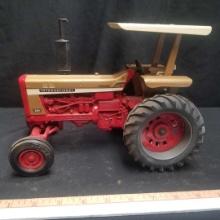 INTERNATIONAL "826 GOLD DEMONSTRATOR" TRACTOR 1995 COLLECTORS EDITION