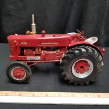 INTERNATIONAL "W-400" TRACTOR, DIESEL WHEAT LAND FENDERS CANADIAN 2012 FARM SHOW