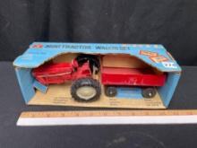 Ertl Mini Tractor - Wagon Set in Box, Front axle broke on tractor