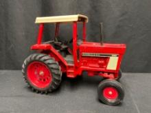 1/16th Scale Ertl IH 886 Tractor w/cab