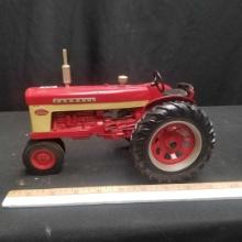 FARMALL "460" TRACTOR, NARROW FRONT, CROWN FENDERS