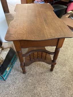 Vintage oak (one of a kind), parlor table with single drawer, spindle sides. Excellent condition!!!!