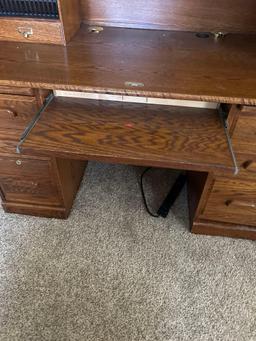 Oak roll top desk, 7 bottom drawers, locks.... Absolutely in excellent condition!!!