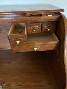 Oak roll top desk, 7 bottom drawers, locks.... Absolutely in excellent condition!!!