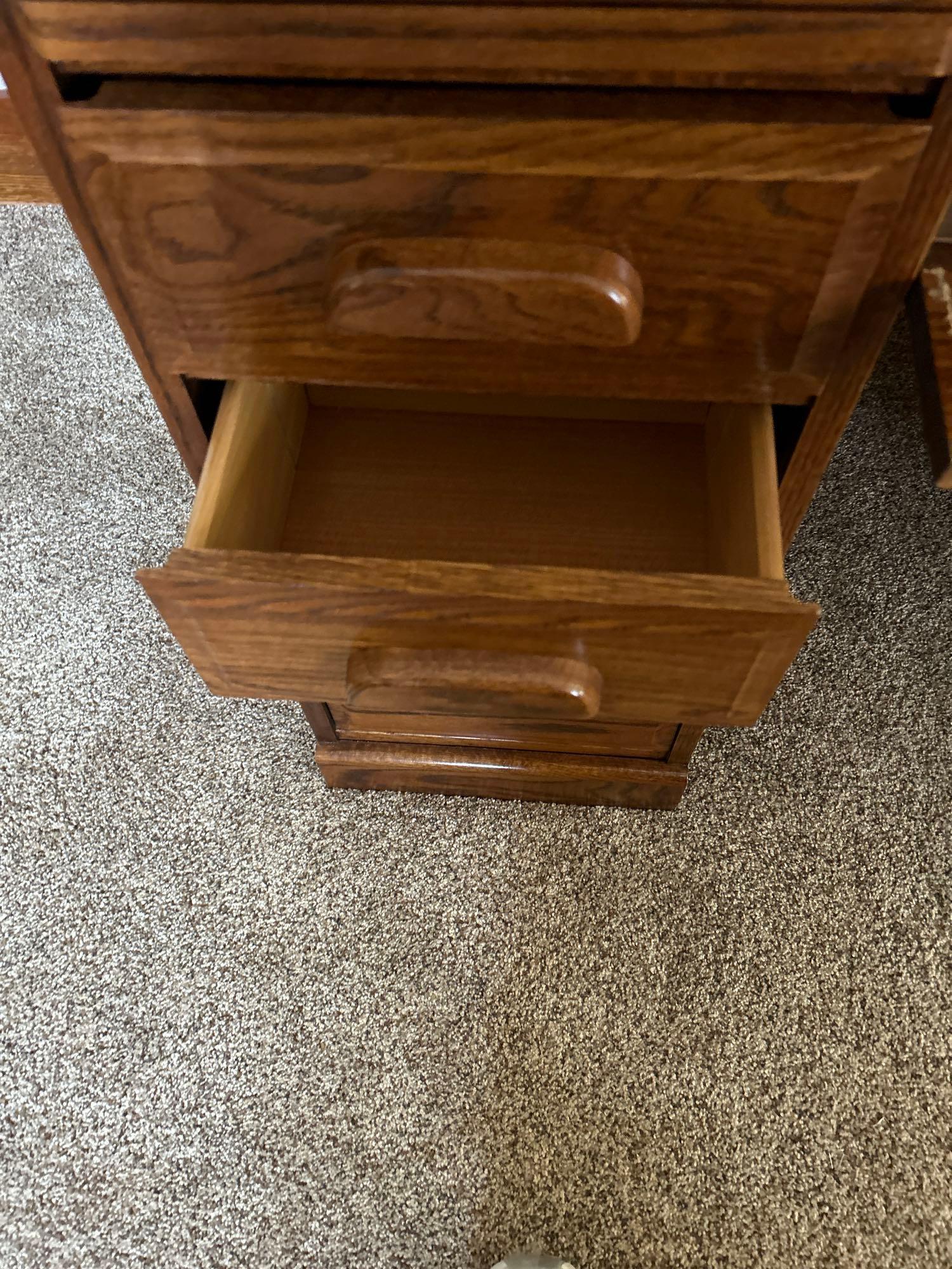 Oak roll top desk, 7 bottom drawers, locks.... Absolutely in excellent condition!!!