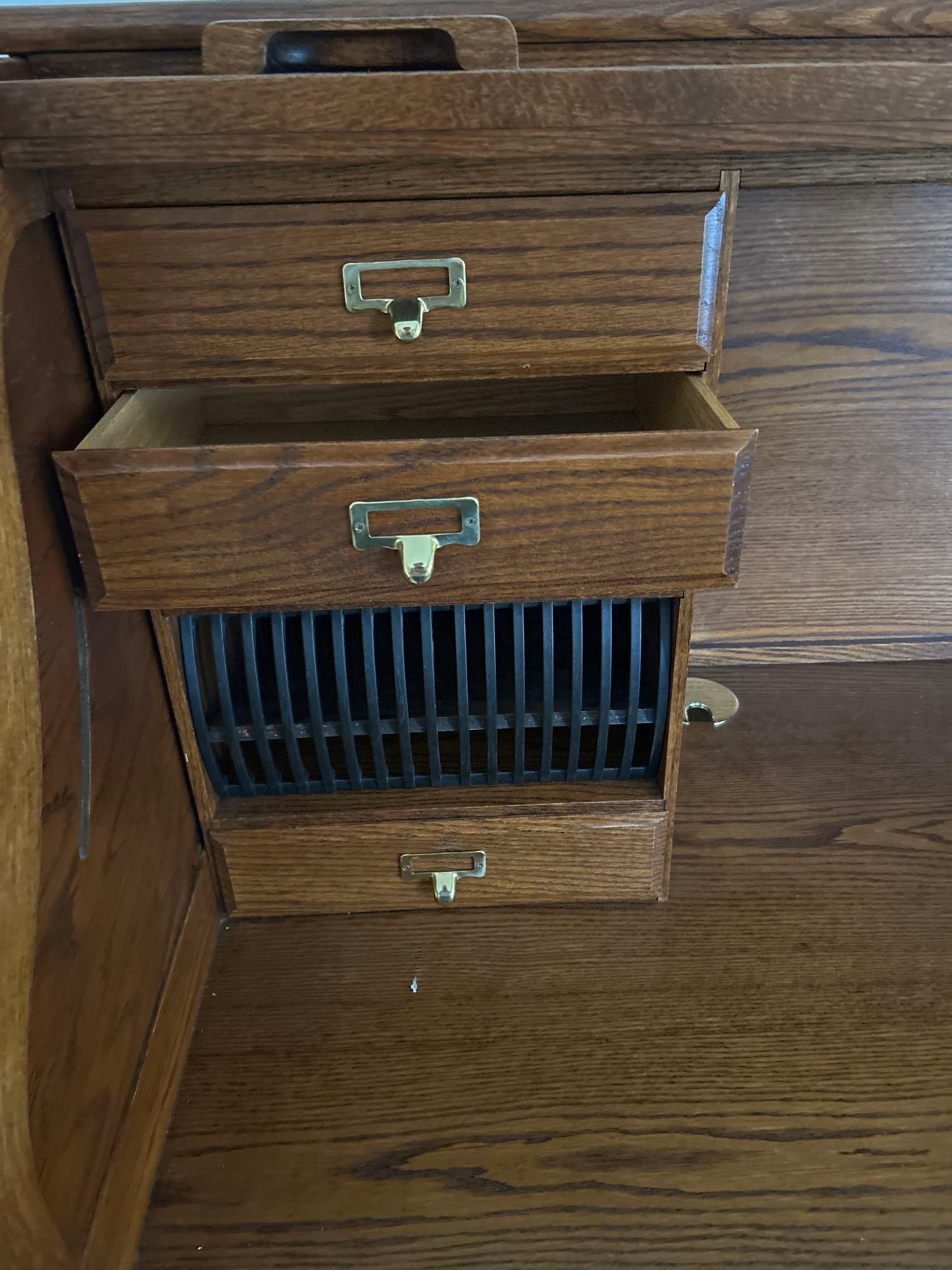 Oak roll top desk, 7 bottom drawers, locks.... Absolutely in excellent condition!!!