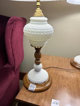 2 matching table lamps.