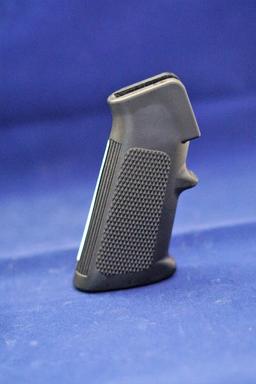 (USED) AR PISTOL GRIP/MAG DUST COVER