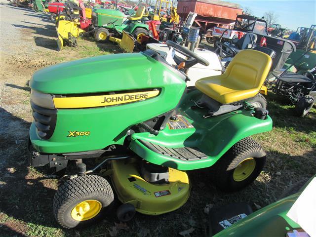 JD X300 Lawn Tractor (runs)