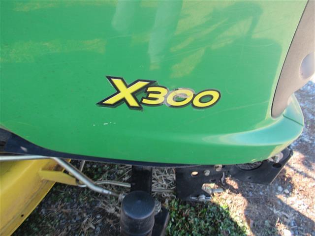 JD X300 Lawn Tractor (runs)