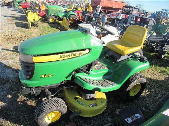 JD X300 Lawn Tractor (runs)