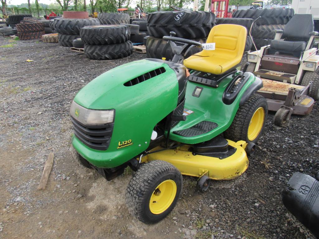 JD L120 Riding Tractor