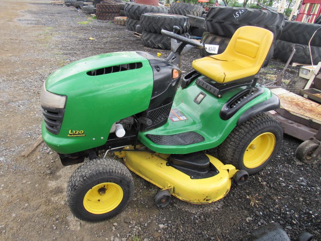 JD L120 Riding Tractor