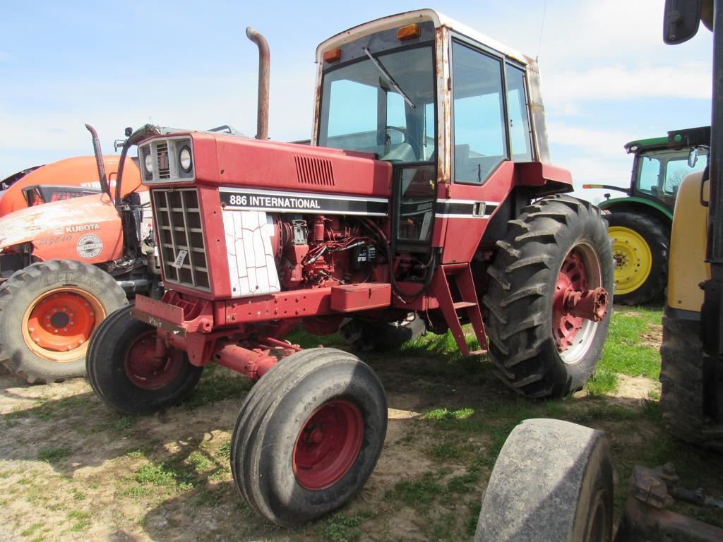 IH 886 Tractor