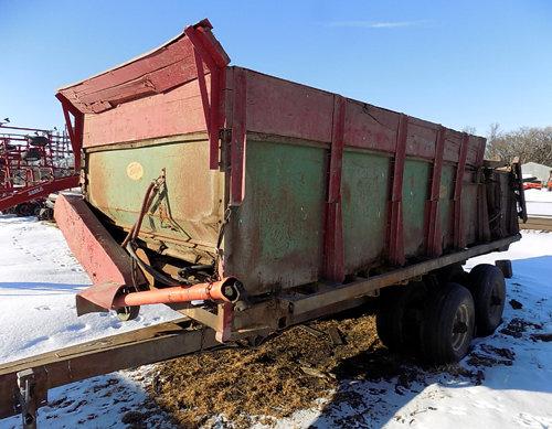 Balzer tandem-quad axle manure spreader