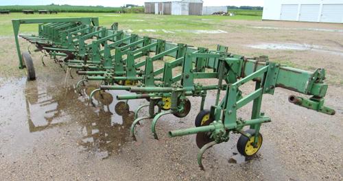 JD row crop cultivator, 23' bar