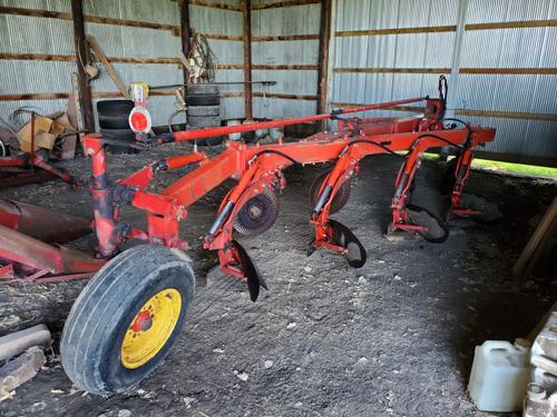 Massey Ferguson 880 plow