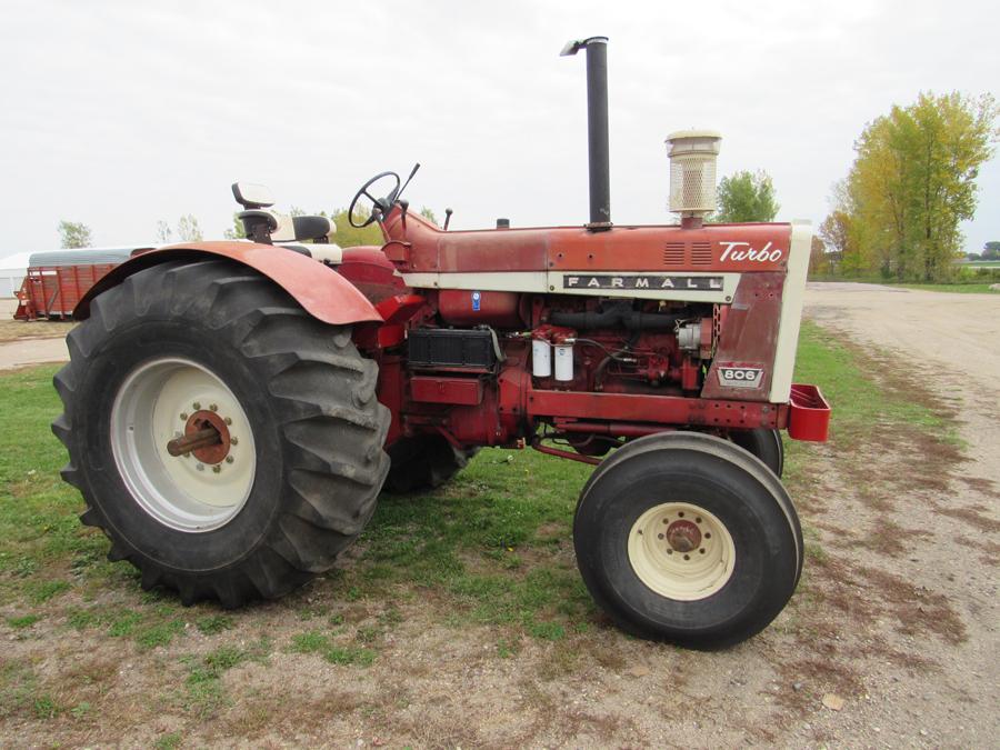 IH 806 Turbo tractor