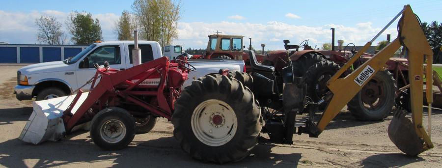 IH 350 WF w/ loader & Kelly backhoe