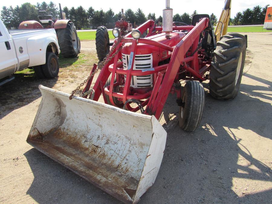 IH 350 WF w/ loader & Kelly backhoe