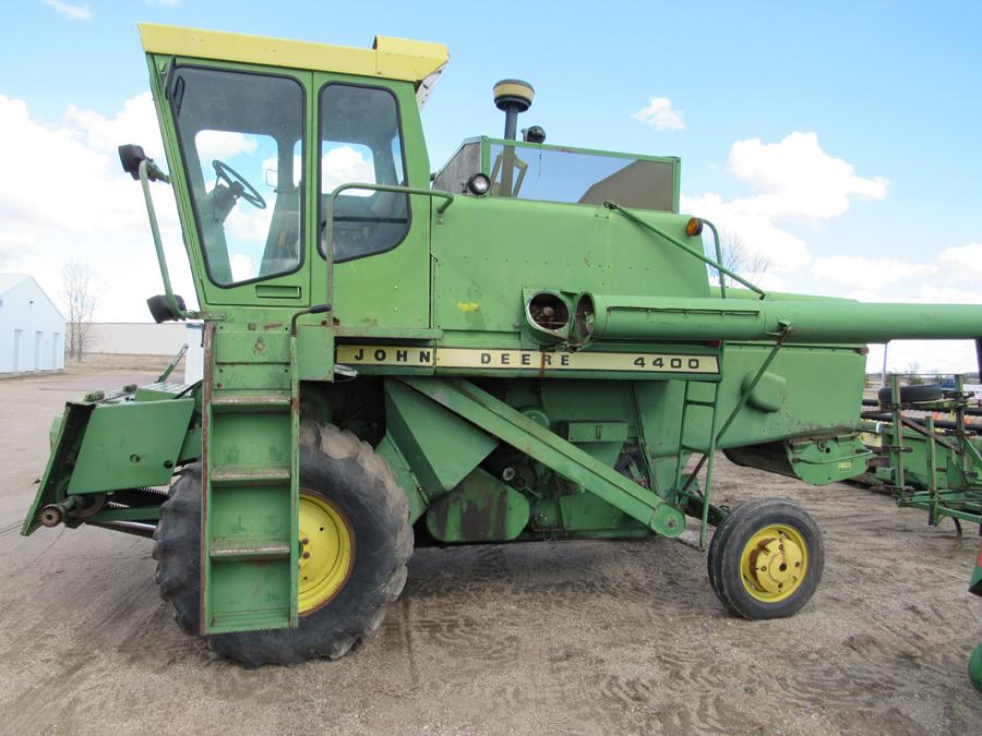 JD 4400 combine