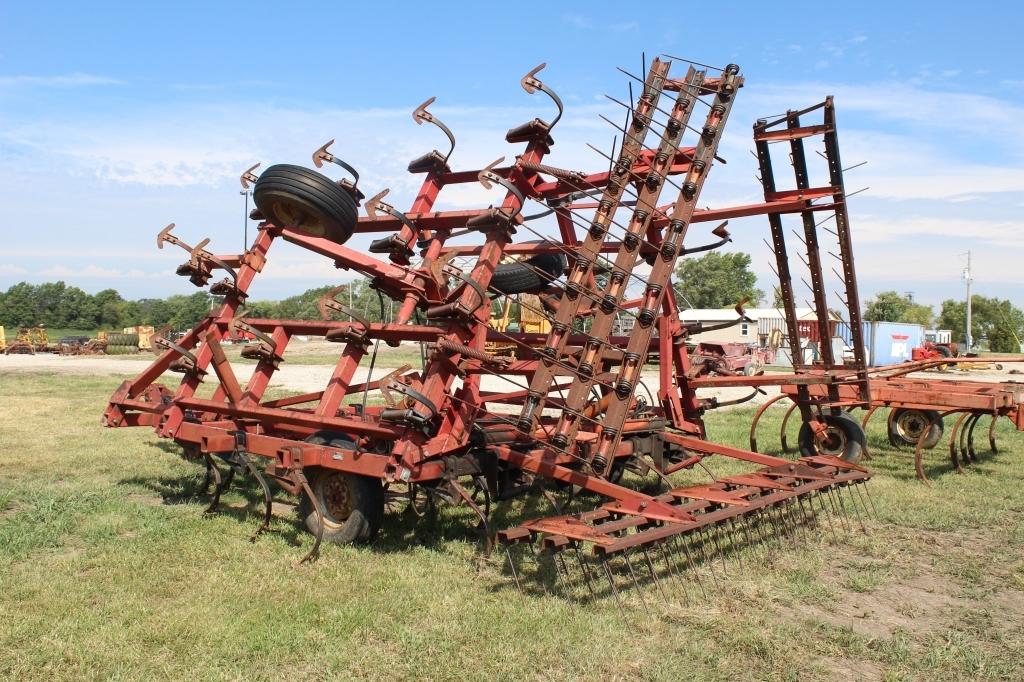 IH 4600 Cultivator w/ Harrow