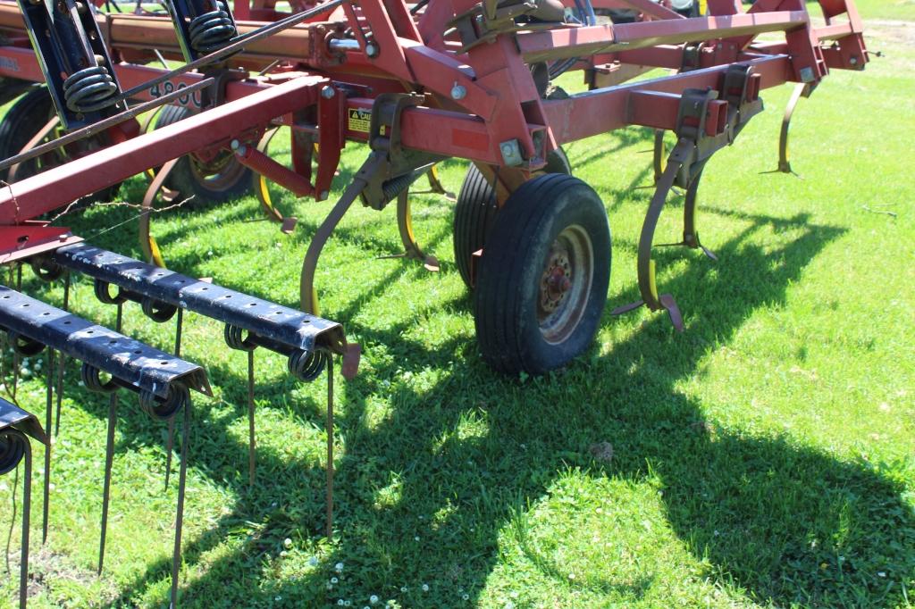 International 4800 vibrashank field cultivator