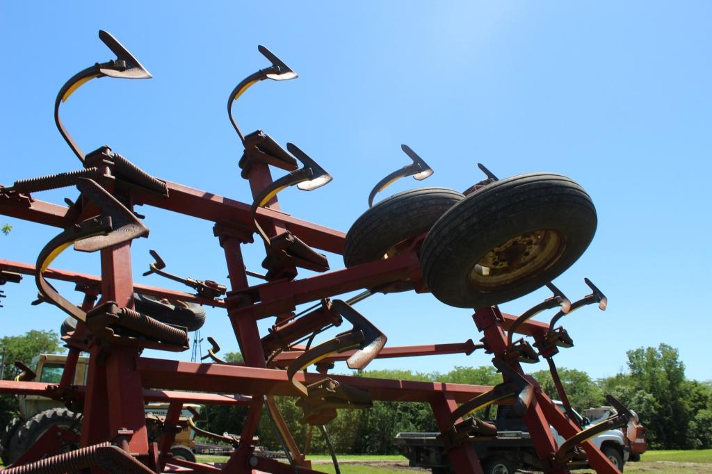 International 4800 vibrashank field cultivator