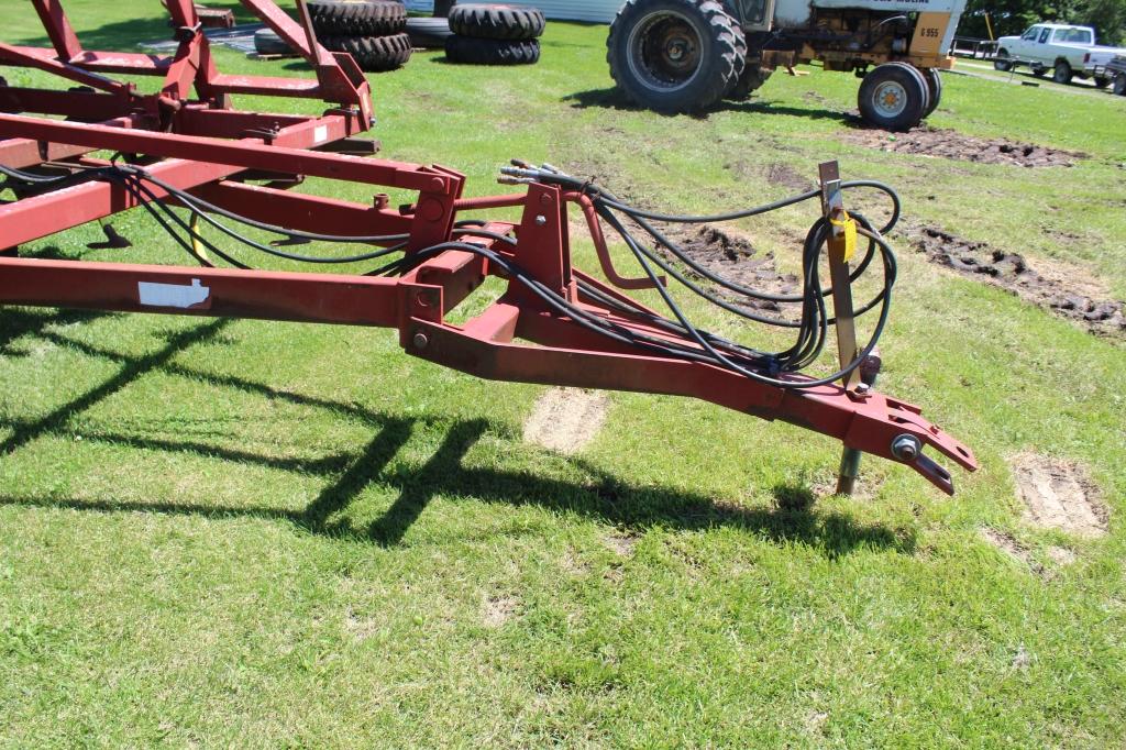 International 4800 vibrashank field cultivator