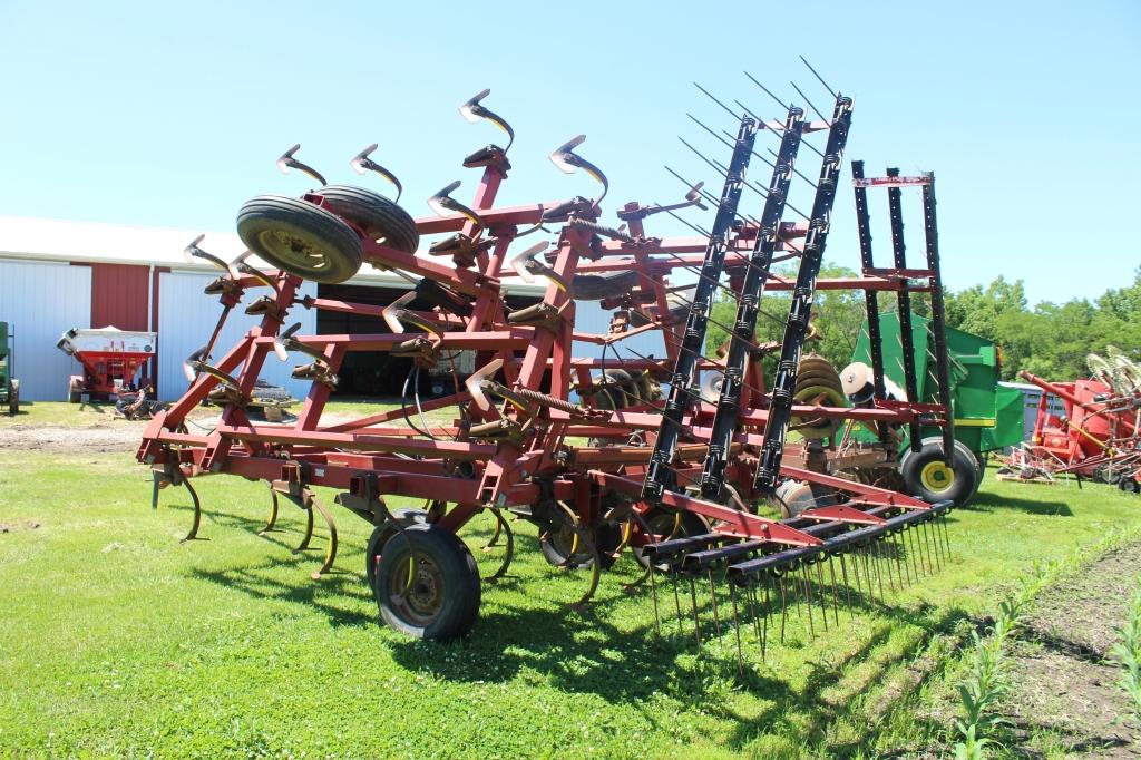 International 4800 vibrashank field cultivator