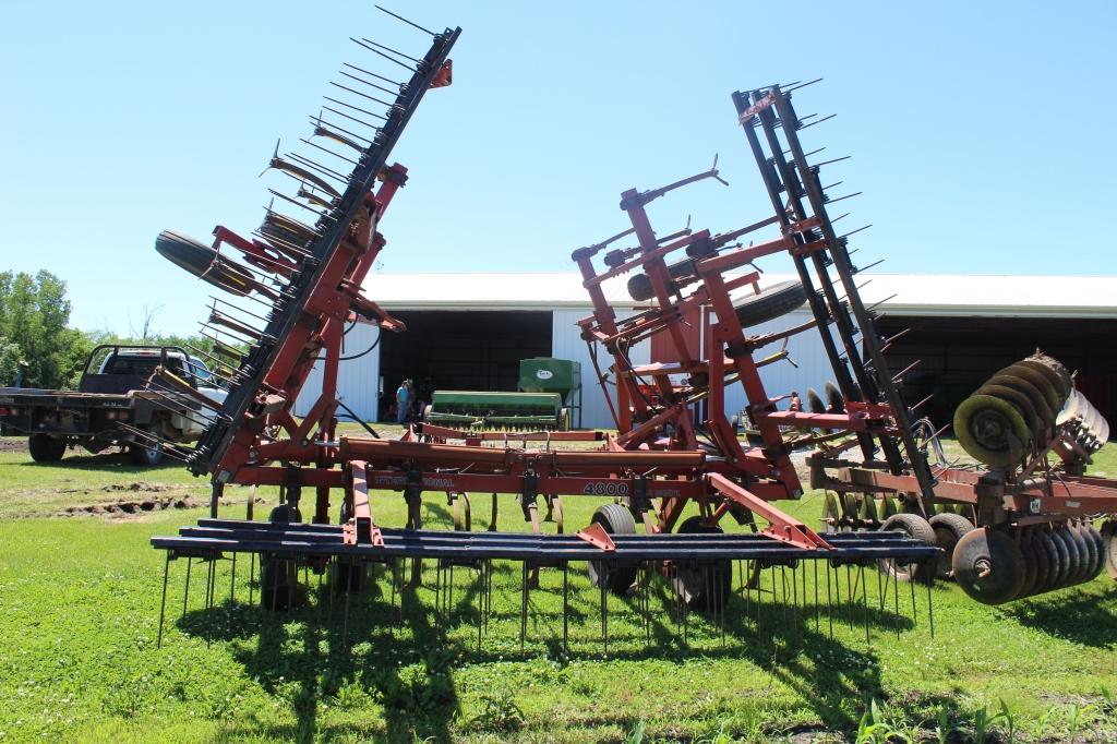 International 4800 vibrashank field cultivator