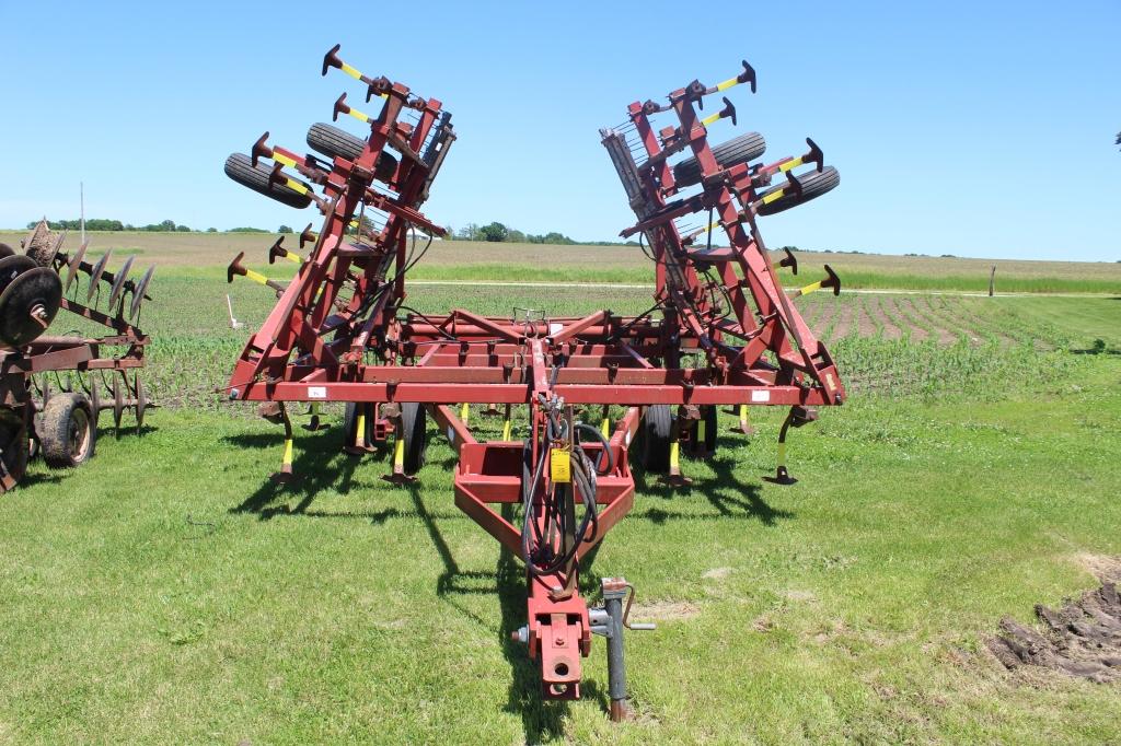 International 4800 vibrashank field cultivator