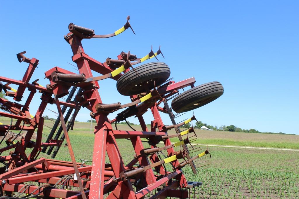 International 4800 vibrashank field cultivator