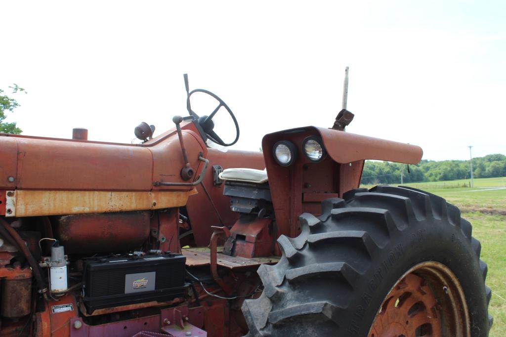 International 806 tractor