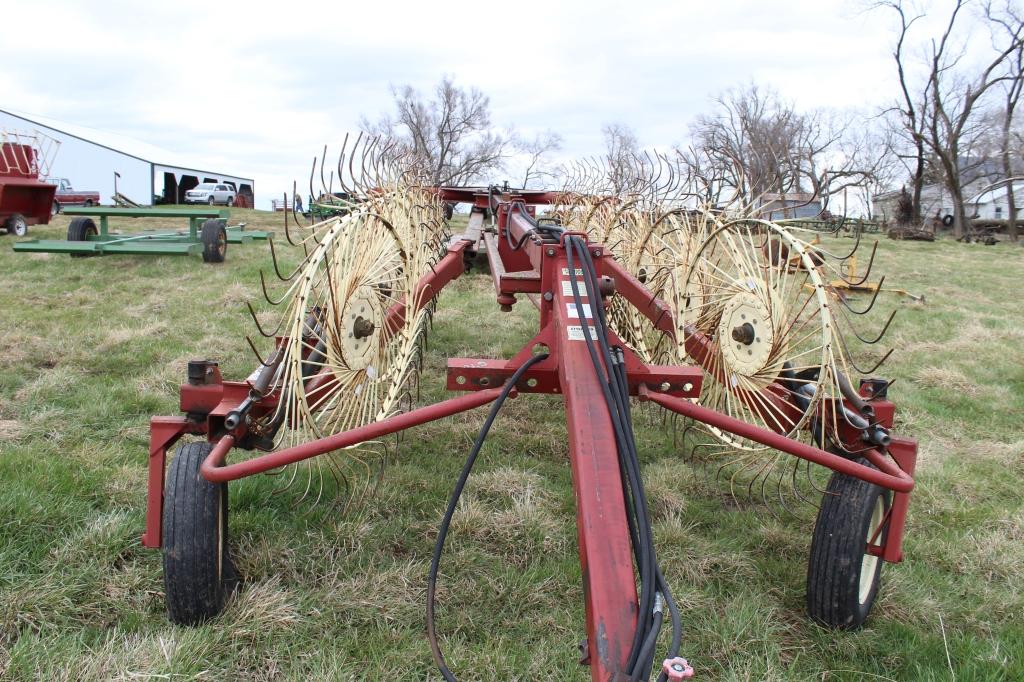 New Idea 4324 12 wheel hi-capacity hay rake