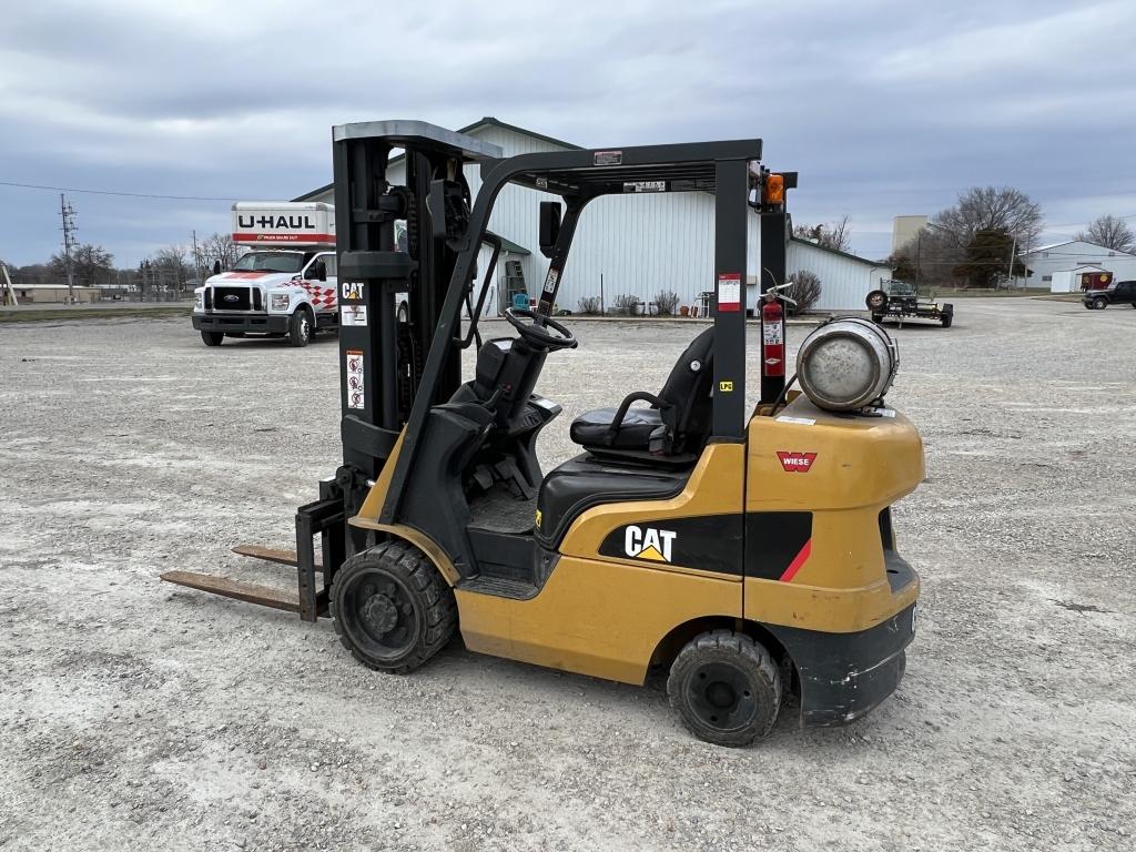 CAT 2C600 6,000 lb. forklift