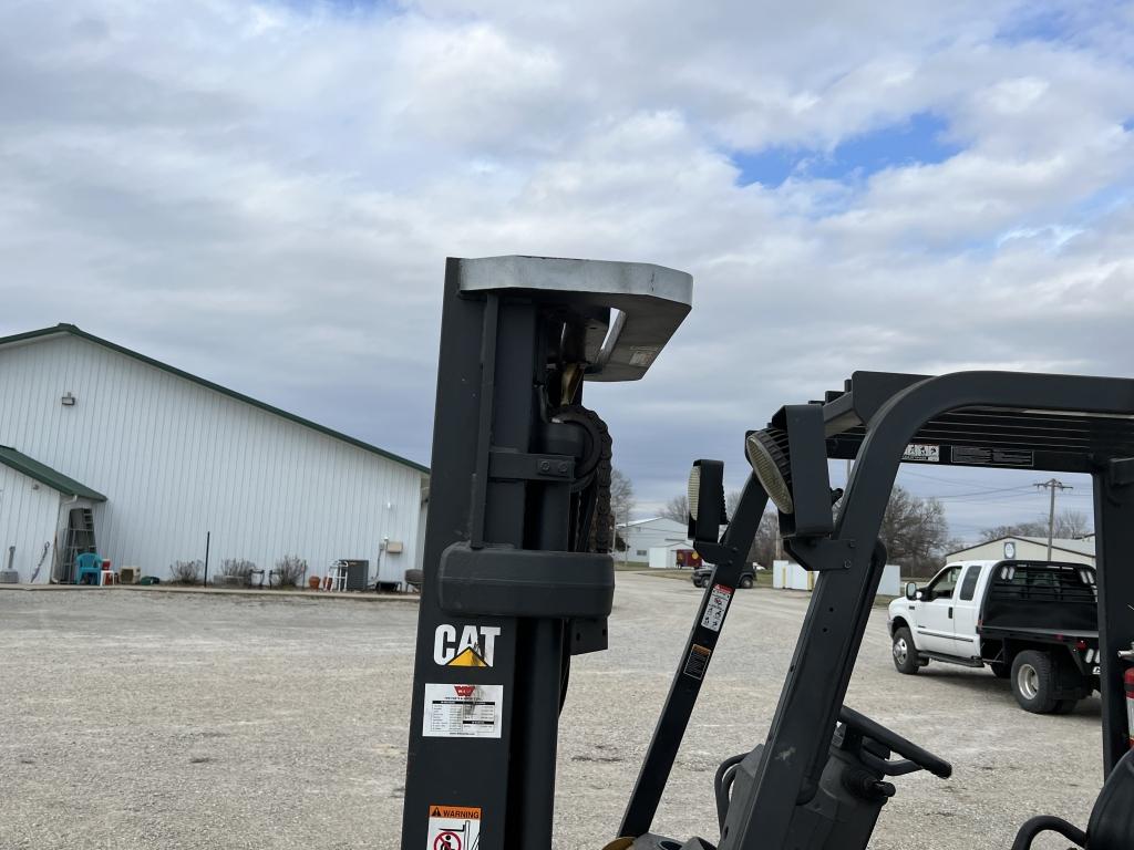 CAT 2C600 6,000 lb. forklift