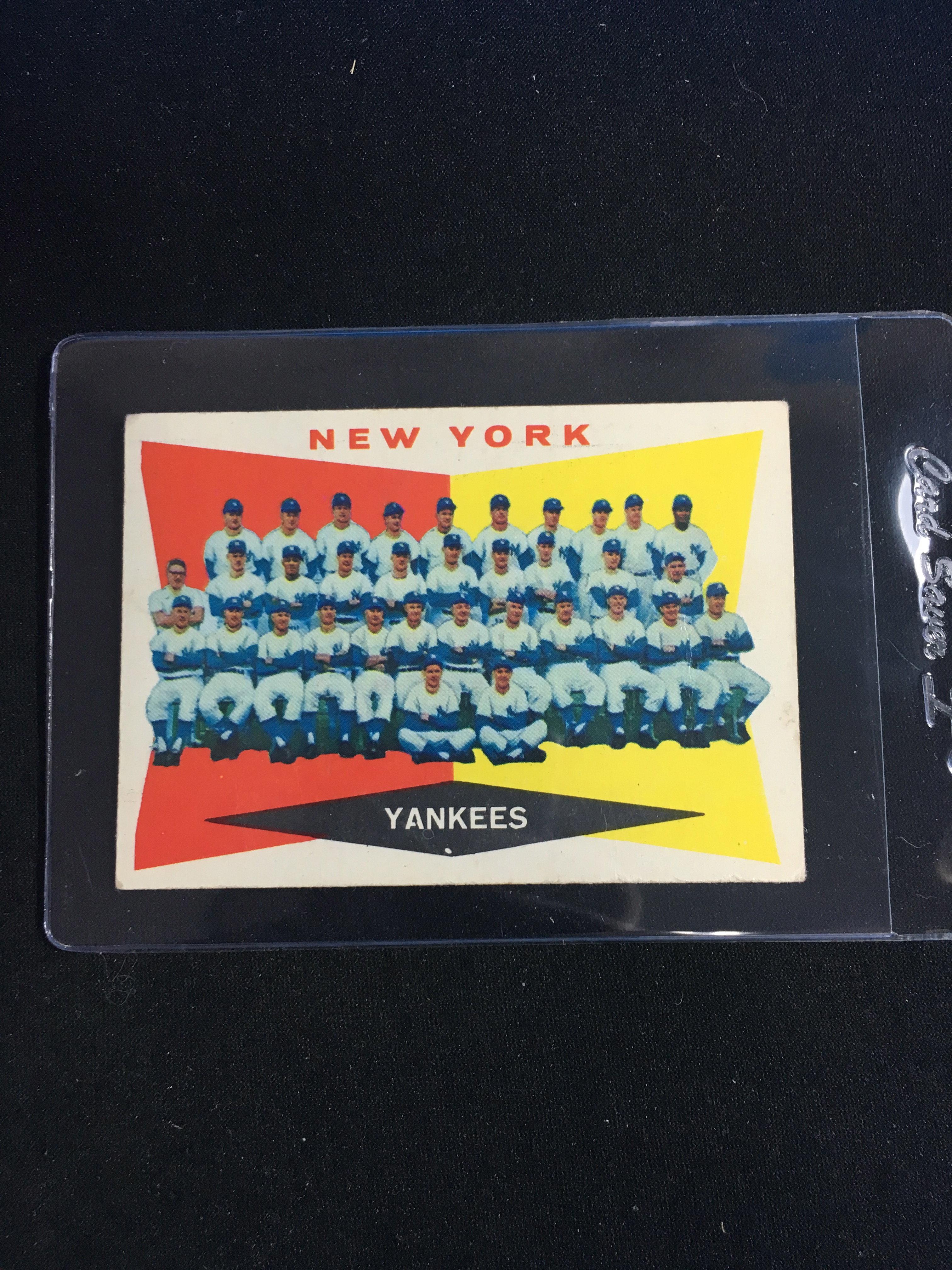 1960 Topps #332 New York Yankees Team Card Baseball Card