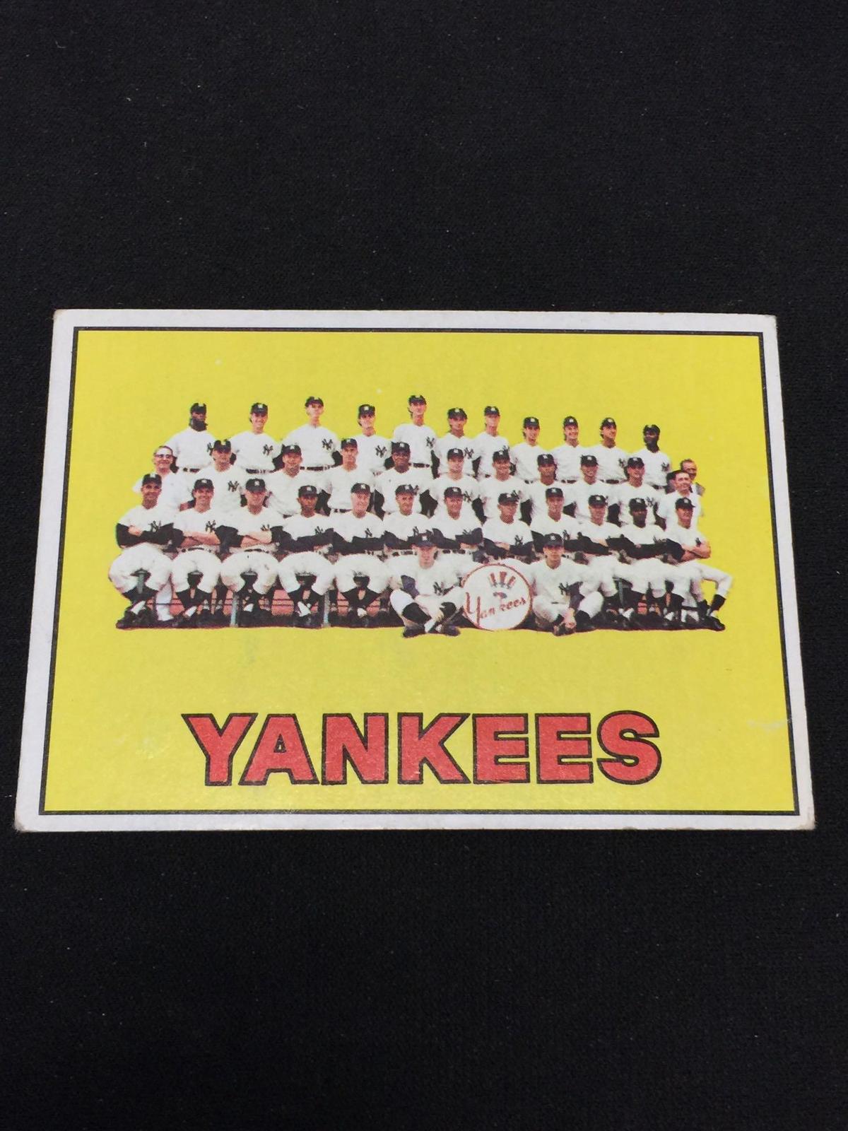 1967 Topps #131 New York Yankees Team Card Vintage Baseball Card