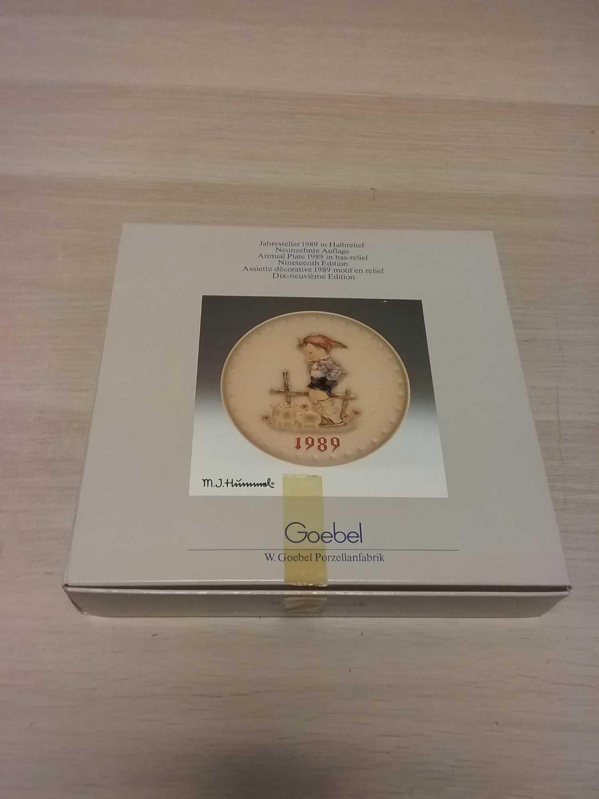 M.J. Hummel Goebel Collector's Plate 1989 Annual Plate 19th Edition in Bas Relief