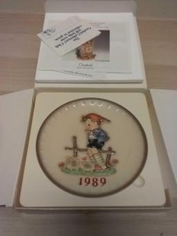 M.J. Hummel Goebel Collector's Plate 1989 Annual Plate 19th Edition in Bas Relief