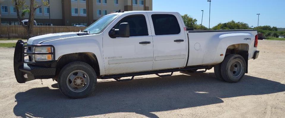 2009 White Chevy 3500 4x4 Dually - TITLE