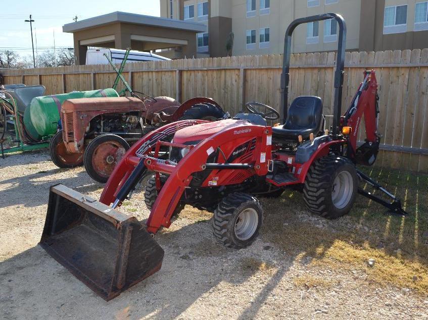 Mahindra EMax 25 HST w/ Amahindra EMax 25 L Loader and EMax 25 Backhoe Attachment - Hours read 277