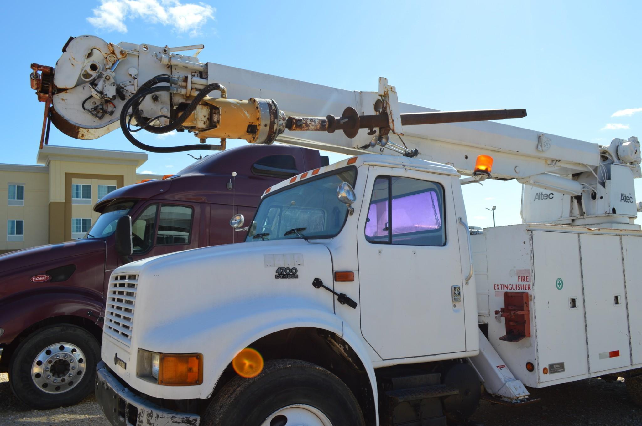 2001 International 4700 DT466E Digger Truck, Automatic, Diesel, 4x2, 7.6L, L6